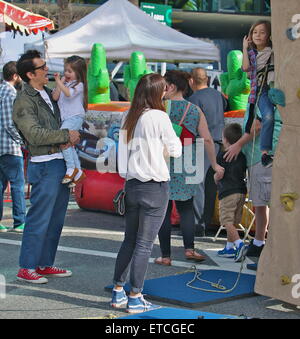 Johnny Knoxville prende la sua famiglia a Studio City Farmers Market con: Johnny Knoxville, Naomi Nelson, Arlo Clapp, Rocko Clapp dove: Los Angeles, California, Stati Uniti quando: 18 Gen 2015 Credit: VALPO NNEWs/WENN.com Foto Stock