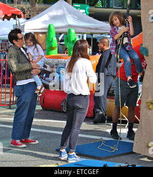 Johnny Knoxville prende la sua famiglia a Studio City Farmers Market con: Johnny Knoxville, Naomi Nelson, Arlo Clapp, Rocko Clapp dove: Los Angeles, California, Stati Uniti quando: 18 Gen 2015 Credit: VALPO NNEWs/WENN.com Foto Stock