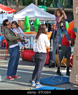 Johnny Knoxville prende la sua famiglia a Studio City Farmers Market con: Johnny Knoxville, Naomi Nelson, Arlo Clapp, Rocko Clapp dove: Los Angeles, California, Stati Uniti quando: 18 Gen 2015 Credit: VALPO NNEWs/WENN.com Foto Stock