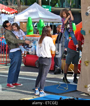 Johnny Knoxville prende la sua famiglia a Studio City Farmers Market con: Johnny Knoxville, Naomi Nelson, Arlo Clapp, Rocko Clapp dove: Los Angeles, California, Stati Uniti quando: 18 Gen 2015 Credit: VALPO NNEWs/WENN.com Foto Stock