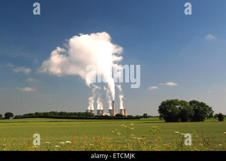 Torri di raffreddamento a Drax Power Station nello Yorkshire. Vista attraverso i campi verdi a nuvola di vapore dalle torri. Blu cielo con molto piccola nube. Foto Stock