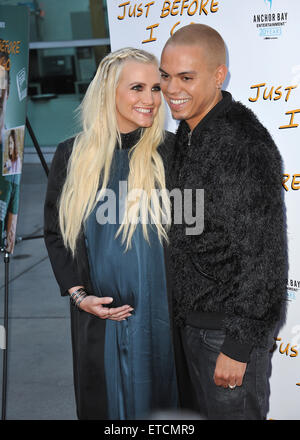 LOS ANGELES, CA - Aprile 20, 2015: Evan Ross, figlio di Diana Ross, e mia moglie Ashlee Simpson alla premiere del suo film 'appena prima di andare" presso il Teatro Arclight, Hollywood. Foto Stock