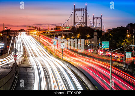 Il traffico di notte un sentieri di luce sulla I-278 nelle vicinanze RFK (aka) Triboro Bridge in New York City Foto Stock