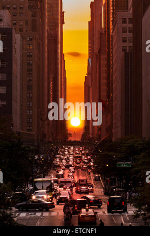 Manhattanhenge nella città di New York, lungo la 42nd street Foto Stock