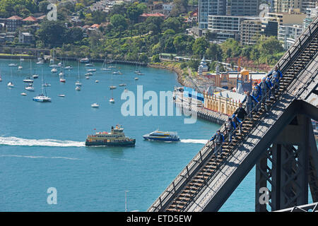 La gente che camminava sul Ponte del Porto di Sydney, Nuovo Galles del Sud, Australia Foto Stock