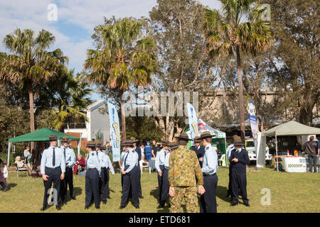 Sydney, Australia. Xiii Giugno, 2015. Decimo Anno di Avalon Tattoo militare vetrine Australian Defence Force locali e gruppi di volontariato, bande di cornamuse e un Huey Eagle elicottero intrattengono il pubblico. Credit: modello10/Alamy Live News Foto Stock