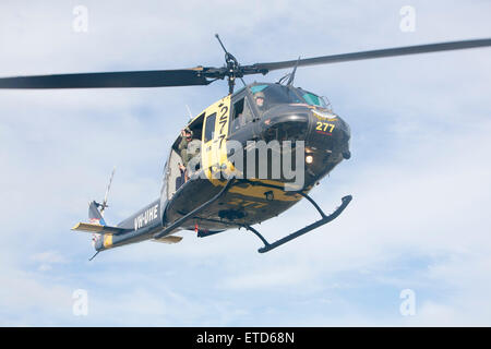 Sydney, Australia. Xiii Giugno, 2015. Decimo Avalon Beach tatuaggio militare featured il Bell UH-1 Iroquois che è un elicottero militare alimentato da un singolo motore turboshaft, con due a lama principale e rotori di coda, la Huey Eagle One Vietnam elicottero visto qui ha richiamato una grande folla di curiosi,Avalon Beach Sydney, Australia, martinberry@alamylivenews Foto Stock