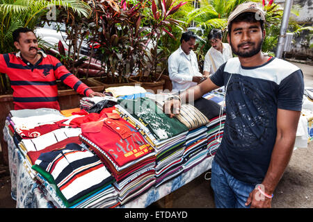 Mumbai India, Indian Asian, Fort Mumbai, Kala Ghoda, Nagindas Master Road, marciapiede streetstall, bancarelle, stand, stand, venditore, venditori, mercante, mercato, marketpl Foto Stock