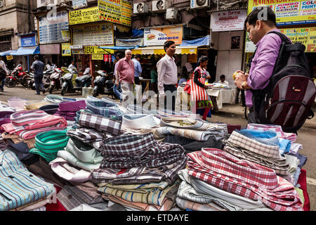 Mumbai India, Indian Asian, Fort Mumbai, Kala Ghoda, Nagindas Master Road, marciapiede streetstall, bancarelle, stand, stand, venditore, venditori, mercante, mercato, marketpl Foto Stock