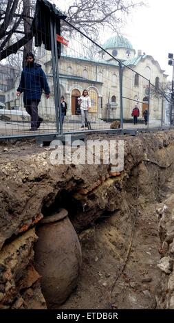 Circa 1500 anni, un antico vaso gigante, trovati durante i lavori di costruzione presso la strada principale nel mar Nero città di Varna a est della capitale bulgara Sofia. A pochi giorni fa solo centinaia di metri di distanza una antica tomba è stata scoperta durante i lavori di riparazione nel centro del Mar Nero città di Varna. Gli archeologi dicono l'oggetto, giacente sulla piazza Nezavisimost tra la città del teatro e dell'Archivio di Stato, era situato al di fuori delle mura della città vecchia Odesos, antica città che una volta era situato dove Varna è ora. Un'opzione per avviare il ripristino e includono la tomba nella piazza" Foto Stock