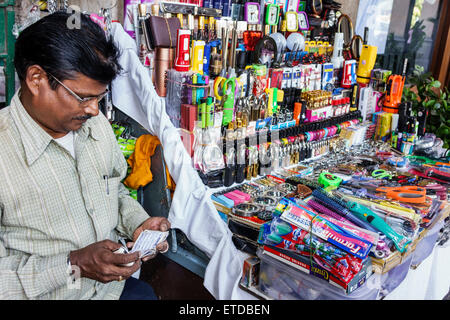 Mumbai India,Fort Mumbai,Mantralaya,Mahatma Gandhi Road,stalla marciapiede,bancarelle,stand,stand,stand,venditore,venditori,commerciante,mercato,mercato,cosmetici, Foto Stock