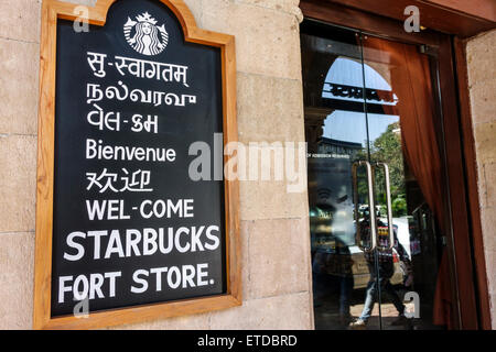 Mumbai India, Fort Mumbai, Kala Ghoda, Vier Nariman Road, Elphinstone building, Starbucks Coffee, barista, cafe', esterno, fronte, ingresso, Inglese Hindi Foto Stock