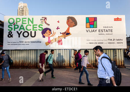 Mumbai India,Dadar Central Western Railway Line Station,treno,piloti,pendolari,cartelloni,annunci,pubblicitari,case,vendita,offerta,India150302191 Foto Stock