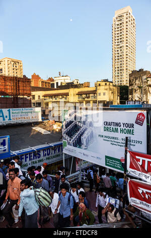 Mumbai India,Indian Asian,Dadar Central Western Railway Line Station,treno,trasporto pubblico,piloti,pendolari,cartellone,pubblicità advertiseme Foto Stock