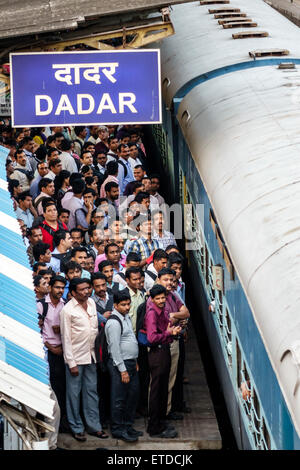 Mumbai India, stazione della linea ferroviaria centrale occidentale di Dadar, treno, cavalieri, pendolari, piattaforma, uomo uomo maschio, affollato, India150302217 Foto Stock