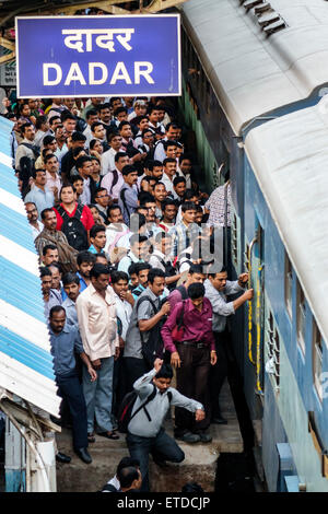 Mumbai India,Indian Asian,Dadar Central Western Railway Line Station,treno,trasporto pubblico,cavalieri,pendolari,piattaforma,adulti uomo uomo uomini maschi,c Foto Stock