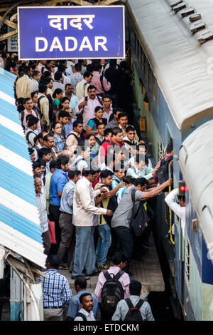 Mumbai India, stazione della linea ferroviaria centrale occidentale di Dadar, treno, cavalieri, pendolari, piattaforma, uomo uomo maschio, affollato, India15030222 Foto Stock