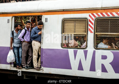 Mumbai India, stazione della linea ferroviaria centrale occidentale di Dadar, treno, cavalieri, pendolari, cabina, uomo uomo maschio, affollato, appeso fuori porta aperta, India15030223 Foto Stock