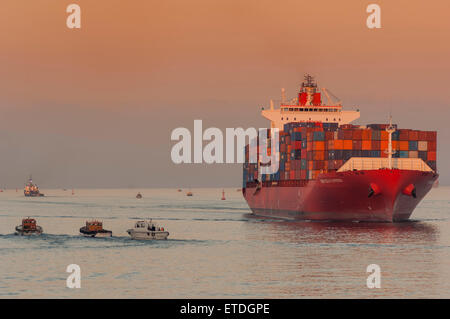 La Nave portacontainer New Delhi Express all'ancora pronto per un verso sud il passaggio del Canale di Suez, Egitto Foto Stock