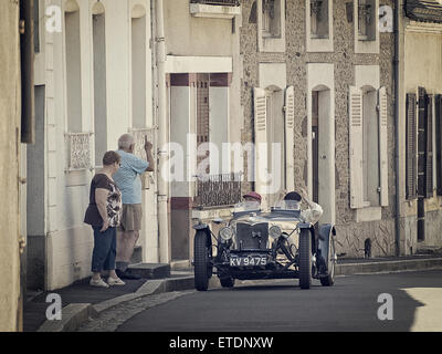 1934 Riley Ulster Imp. L'equipaggio parla ai residenti in Beaumont -sur- Sarthe Francia Foto Stock