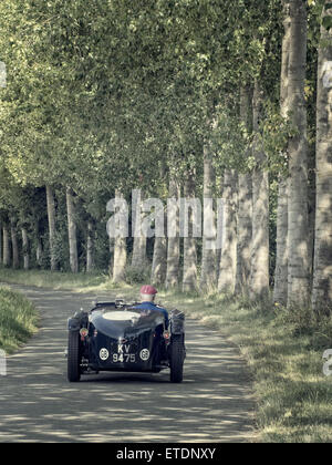 1934 Riley Ulster Imp guida su un paese francese road Foto Stock