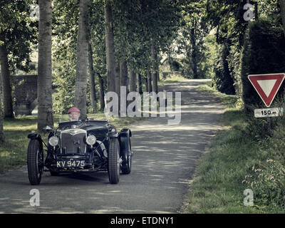 1934 Riley Ulster Imp guida su un paese francese road Foto Stock