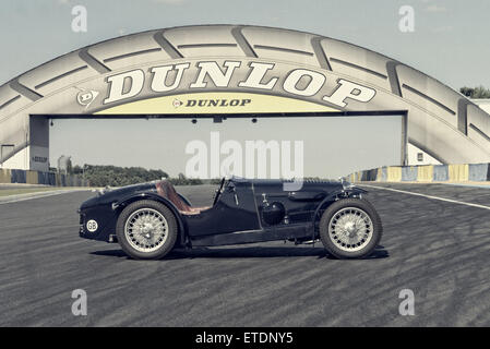 1934 Riley Ulster Imp sotto il ponte Dunlop a Le Mans 24 ore di gara il circuito di Le Mans in Francia Foto Stock