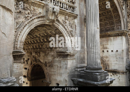 Arco di Settimio Serero (Arco di Settimio Severo) stand nel Forum di Roma Foto Stock