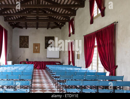 VICENZA, Italia - 13 Maggio: sala conferenza con tela sedie blu e tende rosse, all'interno di Villa Cordellina Lombardi a Vicenza o Foto Stock