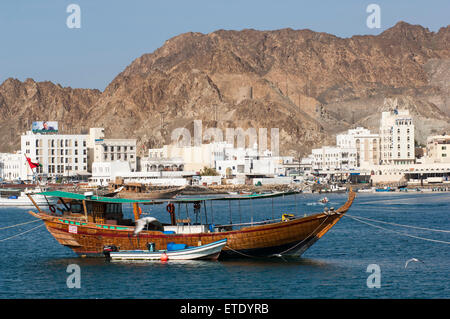 Un turista barca ormeggiata nel porto di Mascate e Oman Foto Stock