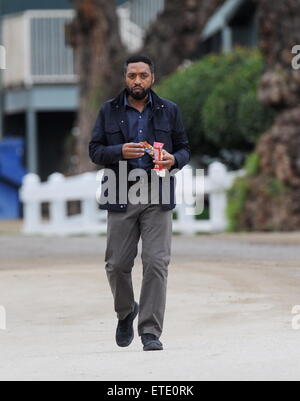Oscar nominee '12 Anni uno slave' star Chiwetel Ejiofor avvistato sul set di 'il segreto nei loro occhi' riprese in Pasadena ca. L'attore è stato affiancato da co star Dean Norris da 'rottura' cattivo e Daniel modernamente come direttore della fotografia per il film. Daniel è famosa moglie Julia Roberts è colato anche per il film. Dotato di: Chiwetel Ejiofor dove: Pasadena, California, Stati Uniti quando: 28 Gen 2015 Credit: Cousart/JFXimages/WENN.com Foto Stock