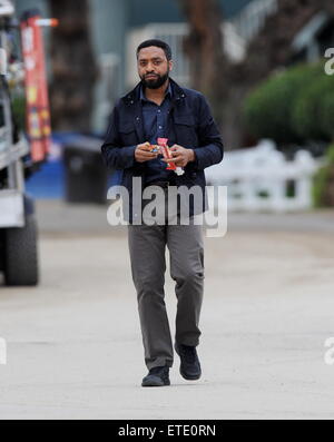 Oscar nominee '12 Anni uno slave' star Chiwetel Ejiofor avvistato sul set di 'il segreto nei loro occhi' riprese in Pasadena ca. L'attore è stato affiancato da co star Dean Norris da 'rottura' cattivo e Daniel modernamente come direttore della fotografia per il film. Daniel è famosa moglie Julia Roberts è colato anche per il film. Dotato di: Chiwetel Ejiofor dove: Pasadena, California, Stati Uniti quando: 28 Gen 2015 Credit: Cousart/JFXimages/WENN.com Foto Stock