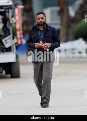 Oscar nominee '12 Anni uno slave' star Chiwetel Ejiofor avvistato sul set di 'il segreto nei loro occhi' riprese in Pasadena ca. L'attore è stato affiancato da co star Dean Norris da 'rottura' cattivo e Daniel modernamente come direttore della fotografia per il film. Daniel è famosa moglie Julia Roberts è colato anche per il film. Dotato di: Chiwetel Ejiofor dove: Pasadena, California, Stati Uniti quando: 28 Gen 2015 Credit: Cousart/JFXimages/WENN.com Foto Stock