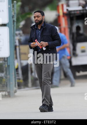 Oscar nominee '12 Anni uno slave' star Chiwetel Ejiofor avvistato sul set di 'il segreto nei loro occhi' riprese in Pasadena ca. L'attore è stato affiancato da co star Dean Norris da 'rottura' cattivo e Daniel modernamente come direttore della fotografia per il film. Daniel è famosa moglie Julia Roberts è colato anche per il film. Dotato di: Chiwetel Ejiofor dove: Pasadena, California, Stati Uniti quando: 28 Gen 2015 Credit: Cousart/JFXimages/WENN.com Foto Stock
