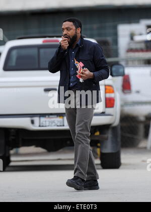 Oscar nominee '12 Anni uno slave' star Chiwetel Ejiofor avvistato sul set di 'il segreto nei loro occhi' riprese in Pasadena ca. L'attore è stato affiancato da co star Dean Norris da 'rottura' cattivo e Daniel modernamente come direttore della fotografia per il film. Daniel è famosa moglie Julia Roberts è colato anche per il film. Dotato di: Chiwetel Ejiofor dove: Pasadena, California, Stati Uniti quando: 28 Gen 2015 Credit: Cousart/JFXimages/WENN.com Foto Stock