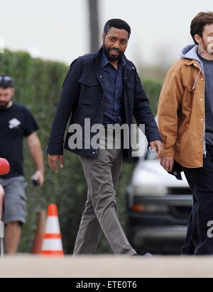 Oscar nominee '12 Anni uno slave' star Chiwetel Ejiofor avvistato sul set di 'il segreto nei loro occhi' riprese in Pasadena ca. L'attore è stato affiancato da co star Dean Norris da 'rottura' cattivo e Daniel modernamente come direttore della fotografia per il film. Daniel è famosa moglie Julia Roberts è colato anche per il film. Dotato di: Chiwetel Ejiofor dove: Pasadena, California, Stati Uniti quando: 28 Gen 2015 Credit: Cousart/JFXimages/WENN.com Foto Stock