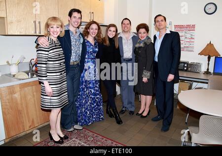 Ragazze e Peter Pan Live! L'attrice Allison Williams visiti il cast di bella: La Carole King Musical dietro le quinte Stephen Sondheim Theatre. Dotato di: Anika Larsen, Scott J. Campbell, Jessie Mueller, Allison Williams, Kevin Duda, Liz Larsen, Paul Anthony Stewart dove: New York New York, Stati Uniti quando: 28 Gen 2015 Credit: Giuseppe Marzullo/WENN.com Foto Stock