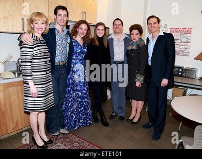 Ragazze e Peter Pan Live! L'attrice Allison Williams visiti il cast di bella: La Carole King Musical dietro le quinte Stephen Sondheim Theatre. Dotato di: Anika Larsen, Scott J. Campbell, Jessie Mueller, Allison Williams, Kevin Duda, Liz Larsen, Paul Anthony Stewart dove: New York New York, Stati Uniti quando: 28 Gen 2015 Credit: Giuseppe Marzullo/WENN.com Foto Stock