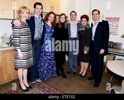 Ragazze e Peter Pan Live! L'attrice Allison Williams visiti il cast di bella: La Carole King Musical dietro le quinte Stephen Sondheim Theatre. Dotato di: Anika Larsen, Scott J. Campbell, Jessie Mueller, Allison Williams, Kevin Duda, Liz Larsen, Paul Anthony Stewart dove: New York New York, Stati Uniti quando: 28 Gen 2015 Credit: Giuseppe Marzullo/WENN.com Foto Stock