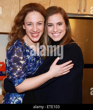 Ragazze e Peter Pan Live! L'attrice Allison Williams visiti il cast di bella: La Carole King Musical dietro le quinte Stephen Sondheim Theatre. Dotato di: Jessie Mueller, Allison Williams dove: New York New York, Stati Uniti quando: 28 Gen 2015 Credit: Giuseppe Marzullo/WENN.com Foto Stock