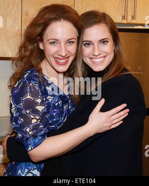 Ragazze e Peter Pan Live! L'attrice Allison Williams visiti il cast di bella: La Carole King Musical dietro le quinte Stephen Sondheim Theatre. Dotato di: Jessie Mueller, Allison Williams dove: New York New York, Stati Uniti quando: 28 Gen 2015 Credit: Giuseppe Marzullo/WENN.com Foto Stock