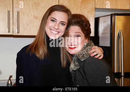 Ragazze e Peter Pan Live! L'attrice Allison Williams visiti il cast di bella: La Carole King Musical dietro le quinte Stephen Sondheim Theatre. Dotato di: Allison Williams, Liz Larsen dove: New York New York, Stati Uniti quando: 28 Gen 2015 Credit: Giuseppe Marzullo/WENN.com Foto Stock