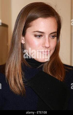 Ragazze e Peter Pan Live! L'attrice Allison Williams visiti il cast di bella: La Carole King Musical dietro le quinte Stephen Sondheim Theatre. Dotato di: Allison Williams dove: New York New York, Stati Uniti quando: 28 Gen 2015 Credit: Giuseppe Marzullo/WENN.com Foto Stock