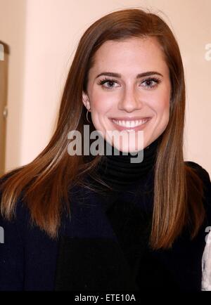 Ragazze e Peter Pan Live! L'attrice Allison Williams visiti il cast di bella: La Carole King Musical dietro le quinte Stephen Sondheim Theatre. Dotato di: Allison Williams dove: New York New York, Stati Uniti quando: 28 Gen 2015 Credit: Giuseppe Marzullo/WENN.com Foto Stock