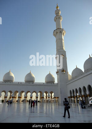 ABU DHABI, Emirati Arabi Uniti - 1 gennaio 2012: vista della Sheikh Zayed grande moschea su gennaio 1, 2012, Abu Dhabi United Arab Foto Stock