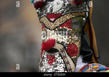 Kukeri bulgari ballerini indossano maschere durante il ventiquattresimo 'Surva " Festival Internazionale di Masquerade giochi nella città di Pernik, a ovest della capitale Sofia. 5 mila persone prenderanno parte ai tre giorni del festival dedicato a un antico bulgaro rito pagano. Surva è eseguita da uomini in costume, adornate in pelo di animali e colorati di indumenti, campane e spaventose maschere, che cammina intorno e danza per spaventare gli spiriti malvagi, fornendo così un buon raccolto, salute, fertilità e felicità durante l'anno. Dotato di: atmosfera dove: Pernik, Bulgaria quando: 31 Gen 2015 Credit: Impatto Premere Gruppo/WENN.com Foto Stock