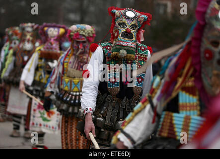 Kukeri bulgari ballerini indossano maschere durante il ventiquattresimo 'Surva " Festival Internazionale di Masquerade giochi nella città di Pernik, a ovest della capitale Sofia. 5 mila persone prenderanno parte ai tre giorni del festival dedicato a un antico bulgaro rito pagano. Surva è eseguita da uomini in costume, adornate in pelo di animali e colorati di indumenti, campane e spaventose maschere, che cammina intorno e danza per spaventare gli spiriti malvagi, fornendo così un buon raccolto, salute, fertilità e felicità durante l'anno. Dotato di: atmosfera dove: Pernik, Bulgaria quando: 31 Gen 2015 Credit: Impatto Premere Gruppo/WENN.com Foto Stock