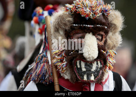 Kukeri bulgari ballerini indossano maschere durante il ventiquattresimo 'Surva " Festival Internazionale di Masquerade giochi nella città di Pernik, a ovest della capitale Sofia. 5 mila persone prenderanno parte ai tre giorni del festival dedicato a un antico bulgaro rito pagano. Surva è eseguita da uomini in costume, adornate in pelo di animali e colorati di indumenti, campane e spaventose maschere, che cammina intorno e danza per spaventare gli spiriti malvagi, fornendo così un buon raccolto, salute, fertilità e felicità durante l'anno. Dotato di: atmosfera dove: Pernik, Bulgaria quando: 31 Gen 2015 Credit: Impatto Premere Gruppo/WENN.com Foto Stock