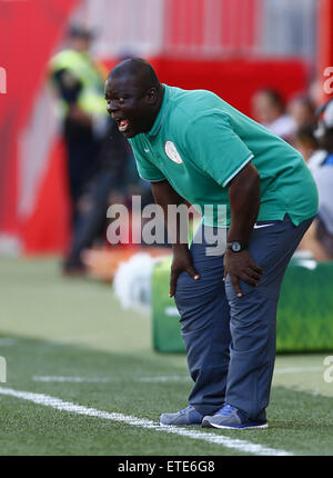 Winnipeg, Canada. 12 Giugno, 2015. La Nigeria allenatore Edwin Okon dà istruzioni durante il gruppo D match contro l'Australia al 2015 FIFA Coppa del mondo femminile in Winnipeg, Canada, 12 giugno 2015. Credito: Ding Xu/Xinhua/Alamy Live News Foto Stock