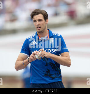 Londra, Regno Unito. 12 Giugno, 2015. 2° ODI Royal London One-Day serie. Tra Inghilterra e Nuova Zelanda. Steven Finn di Inghilterra si prepara per la coppa. Credito: Azione Sport Plus/Alamy Live News Foto Stock